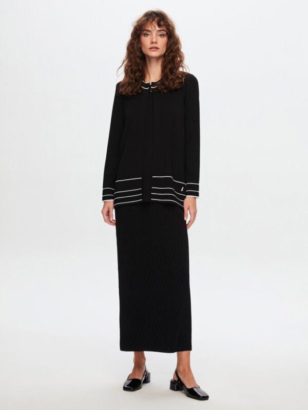 T24Y-0015 / Black Blazer White Lined / بليزر أسود مبطن باللون الأبيض