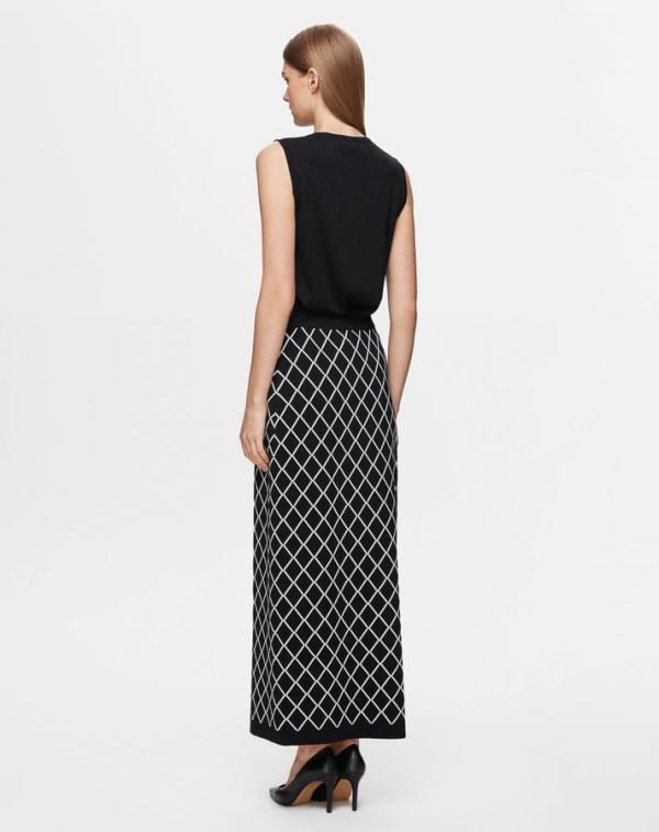 T25Y-9001/  Diamond Patterned Long Knitted Cardigan With Skirt Set  / طقم كارديجان طويل محبوك بنقشة ماسية مع تنورة - Image 2
