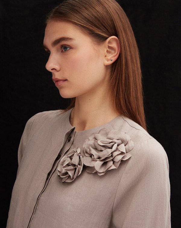 T25Y-4063 / Floral Brooch Detailed Solid Color Linen Dress / فستان من الكتان بلون سادة مزين ببروش زهري - Image 3